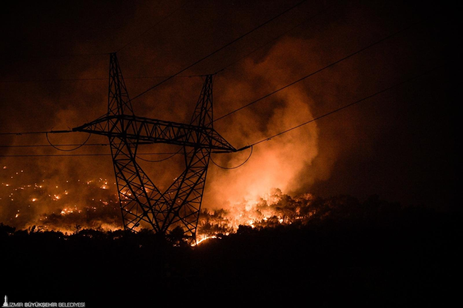 Yangın kontrol altına alındı, tahliye edilen yurttaşlar evlerine dönmeye başladı